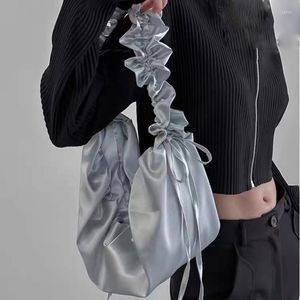 Kvällspåsar koreansk designer väska satin tyg veckad axel kvinnor mode dragsko hand enkel kvinnlig pendlare handväska