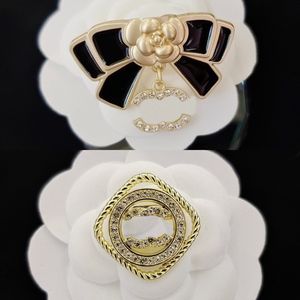 Atacado Broche de Designer com Letras Corretas Logo Moda Broches com Letras Famosas Cristal Pérola Charme Casais de Luxo Alfinete com Strass Jóias Acessórios