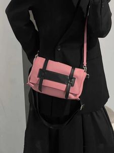 Kvinnans Luxurys Miu Bag designer väskor handväskor axel crossbody väska tote ny mode textur läder kor kedja sadel väska messenger väska totebag fabriksförsäljning