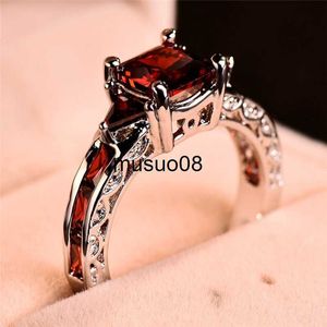 Anelli a fascia Moda Donna elegante Colore argento Principessa Taglio quadrato Granato Pietra rossa Fedi nuziali di fidanzamento per gioielli da donna Regalo J230602