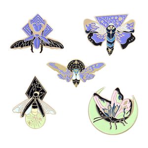 Kreativ lysande emaljstift Moth Butterfly Moon Custom Brooches Bag Lapel Pin Cartoon Animal Badge Jewelry Gift For Kids Friends