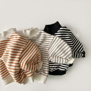 Tshirts女の女の子の縞模様のトップ秋の冬の子供たちは暖かいハイネックスウェットシャツコットン服幼児少年ティー230601を厚くします