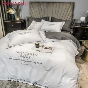 Egipskie zestawy bawełniane bawełniane zestawy pościeli miękka kołdry zestaw łóżek nordycka królowa king size liniowo luksusowe satynowe łóżko dla hotelu 4PCS 201119