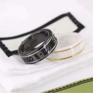 Novo colar de joias de designer 2023 925 Sterling Black white ceramic hand couple ring