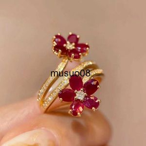Pierścienie zespołowe Vintage Delikatne kwiatowy rubin pierścionek żeńska 925 Temperament znaczków inkrustowany pełen diamentów otwierający pierścień prezent urodzinowy J230602