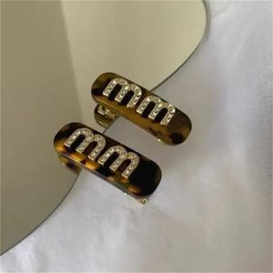 Детские девочки для волос клипы дизайнерские шпильки ретро Barrettes Ladies Simple Personality Письмо Европейская и американская металлическая квадратная пристровка модные аксессуары для волос