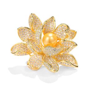 Alfinetes broches femininos simples pérola branca grande flor de cristal broche de liga de zircão dourado luxo feminino broche de planta G230529