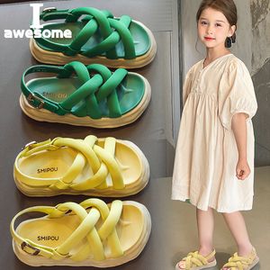 Sandaler flickor mode koreanska version barn mjuka ensamma strandskor liten korsrem kan användas som tofflor 230601
