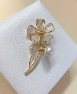 Stift broscher kvinnors enkla pärla kristallskal blomma lyxguld färg zirkonlegering växt brosch säkerhet stift g230529