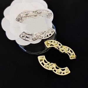Pins mulheres homens designer marca carta broches banhado a ouro inlay cristal strass jóias broche charme pérola pino 2023 casar