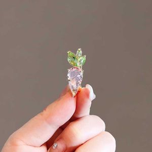 Pins Brooches Women's fashion lamp pink crystal cute leaves carrot women's luxury yellow gold alloy plant brooch safety pin G230529