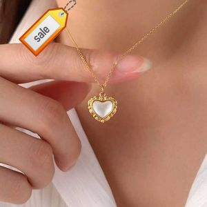 Micci grossist 18k guldpläterad rostfritt stål smycken vintage return Peach Chunky Heart White Shell Charm Pendant Halsband