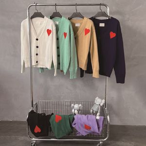 여성 디자이너 Love Heart Sweater Knits 여성 최고 스웨트 셔츠 v-Neck 카디건 캐주얼 자수 2024SS 얇은 섹션 느슨한 하이 스트리트 클래식 탑