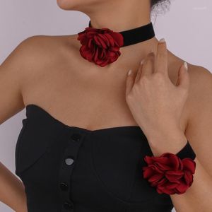 Kolye Kolyeleri Kırmızı Gül Kumaş Kolye Kadınlar İçin Zarif Takılar Elbise Kollokasyon Kadın Moda Avrupa Retro Lady Mücevherat