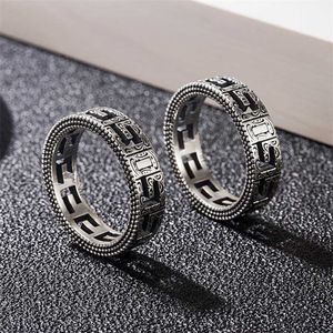 50% rabatt designer smycken armband halsband ring fyrkant smal ihålig väveffekt ring gör gammalt graveringsmönster