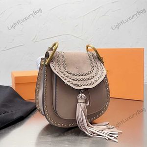 Designer Classic Crossbody Bag 2023 Hot Sale Högkvalitativ läder axelväskor Fashionabla tradition Rivet Tassel Style Kvinnliga plånböcker 230601