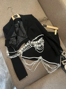 Tvådelad klänning 2023 Autumn Black / White Rhinestone Chains Two Piece Dress Set Långärmad skår-Lapel Blazers Top Short Kjol Duits