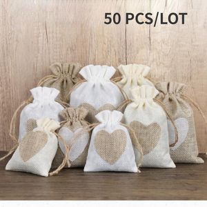 غلاف هدية 50 PCS/Lot Heart Shape Facts Jute Carpsring Joledry Jewelry Pouches Small Wedding Christmas Package Pocket Bag Packaging Candy