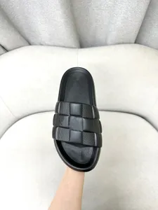 8Model 2023 Ny sommar lyxig designer Eva tofflor man familjens tjocka plattform hem sandaler badrum par glidsäkra mjuka botten män flip flops