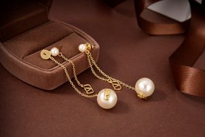 Ohrring-Designer entwerfen modischen und stimmungsvollen Goldbuchstaben-Ohrringschmuck, Partyschmuck und Geschenkboxen für Hochzeitsschmuck für Frauen