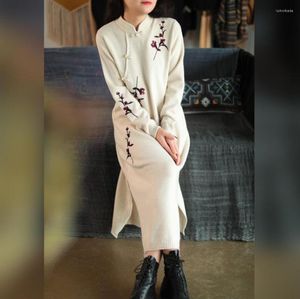 カジュアルドレスチャイニーズスタイルスタンドカラーニットドレス女性サイドスプリットセクシーなエレガントボタン刺繍フローラルミディローブベスティドス