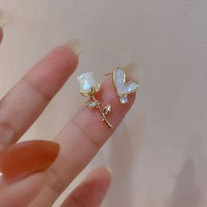 Stud Korean Retro Asymmetric Bearted Rose Stud, подходящая для женской элегантной температуры имитации жемчужных серьгов модные украшения G230602