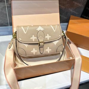 Womens Designer Bag Top Quality Lady Luxury Shoulder Bags Underarm Baguette Handväskor Fashion Crossbody Channel Påsar
