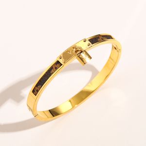 Bracciale rigido stile di fascia alta Braccialetti in acciaio inossidabile Stilista di moda Lettera di marca Placcatura in oro 18 carati Bracciale placcato in argento Accessori per gioielli in pelle