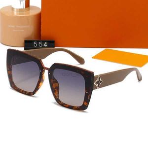 Óculos de sol redondos da moda 2023 Óculos de sol 554 Marca de designer Armação de metal preta Lentes de vidro de luxo escuras para homens e mulheres Casos marrons 2ISUV