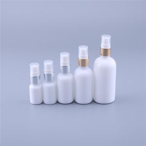 Butelka 10pcs 10 ml 15 ml 30 ml 50 ml 100 ml biała szklana butelka z aluminiowym opryskiwaczem, puste olejek eteryczny spray butelka perfum