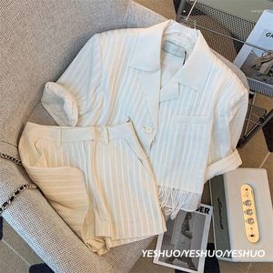 Kvinnors träningsdräkter Kvinnor Stripe White Summer Matching Outfits Tasse Shirt Topps och Short Pant Two Piece Set 2023 Net Suit Fashion Casal