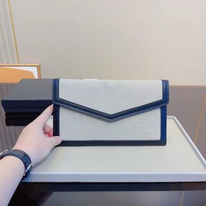 Nuova pochette in tela con colletto bianco urbano stile raffica di vento abbinata a un colore unico borsa a busta con texture low-key