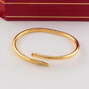 Bracciale in oro braccialetto di design unghie gioielli classici hiphop rock punk casual fibbia in acciaio inossidabile polsino con fascino classico uomo braccialetti per unghie designer per regalo da donna