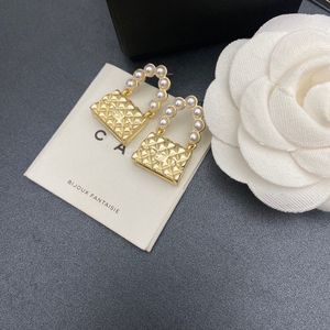 Pärllås av hög kvalitet designad för kvinnor varumärke gåva guldstämpel örhängen 2023 nya smycken klassiska stud grossist