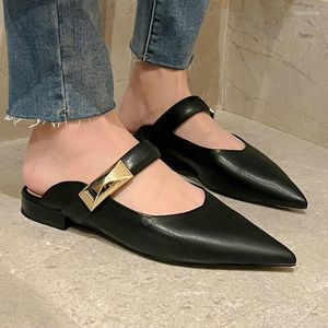 Sandálias Sapatos de couro natural genuínos Sapateiros de verão Slippers pontiagudos Design de metal deslizamentos de mulheres MULES MULAS