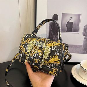 2024 Neue Modedesigner -Handtaschen für Frauen, echte Leder -Umhängetasche mit Metallkette, goldene Farbe, Flip -Abdeckung, Diagonal Messenger Crossbody Handtasche Handtasche Geldbörse