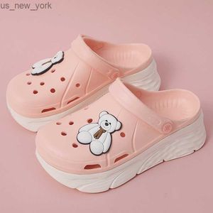 Clogs Keil 2022 Sandalen Flache Sommer Schuhe Frau Anzug Weibliche Rosa Atmungsaktive Cartoon Bär Neue Plattform Frauen Schuhe Student Schuhe l230518