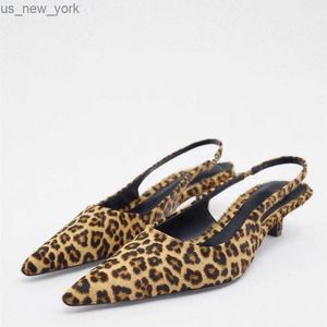 Kvinnors platt botten Slingback Sandaler Zaza 2023 Leopard Pointed End Woman Mules Summer Fashion Animal Print Low-Heel Beach Shoes L230518