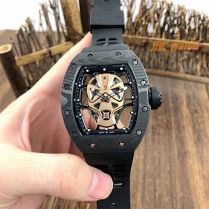 RM52-06 Mystery Mask Watch är utrustad med en helautomatisk Xitieceng-rörelse texturerat kolfiberfodral och gummi-klockband