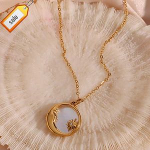 Ny design Natural Shell 18K Gold Plated Disc Sun Moon Pendant Halsband Tarnish Free Rostfritt stål Neckla Design Smycken