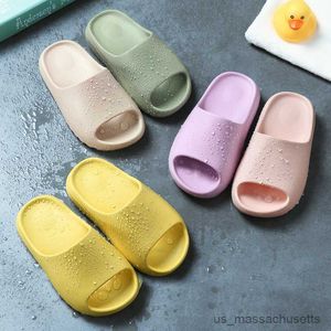 Sandaler flickor pojkar baby tofflor mini strand glider sandal platt pool vatten skor hemskor för lilla barn småbarn R230718