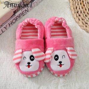 Modna maluch dziewczyn kapcie na mokasyny Pluszowe ciepłe kreskówki różowe szczeniaki dla dzieci buty domowe małe dzieciaki prezent L230518