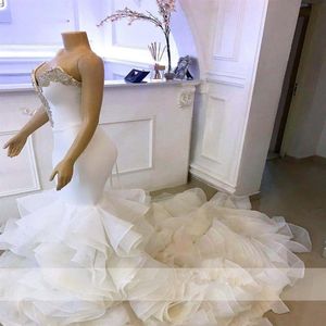 Arabiska sjöjungfru bröllopsklänningar älskling kristaller organza ruffles brudklänningar lång mantel de marie spets upp rygg309a