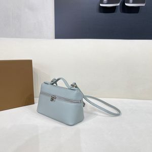 Borsa firmata Loro Borsa a tracolla regolabile con patta trapuntata e tasca di design da donna con apertura a cerniera in vera pelle. Borsa di grande capacità