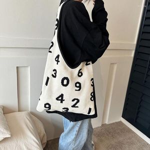 Kvällspåsar Figur Mönster Kvinnaväska stickad axel Eco Korean Shopper Sticking Handväskor Y2K virkning rep Tote Weave Purse