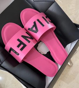 Sandallar Ünlü Tasarımcı Kadınlar Yaz Sandalet Lüks Tasarımcı Flip-Tw-Flips Marka Ayakkabı Deri Plaj Anti-Sıdlı Düz ​​Ayakkabılar Günlük Terlik Kanal Tasarımcı Ayakkabı