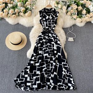 Casual Dresses 2023 Fashion Summer Geometric Printing High-End Dress V-Neck ärmlös snörning Midja visar tunn lätt mogen stil kjol