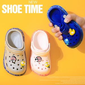 Slipper Boys and Girls 'Miękka Anti Slip Cartoon Śliczne oddychane buty do dziury Baotou anty zderzenie dziecięce buty ogrodowe 230603