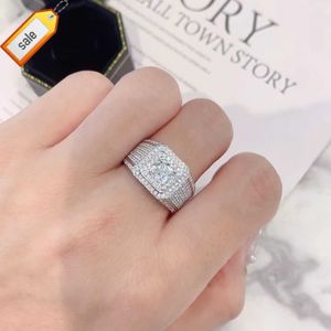 Big Man 10K Gold Fashion Def Color Moissanite med kudde klippt 1ct Stone Lab Grown Diamond Main Stone Rings for Man