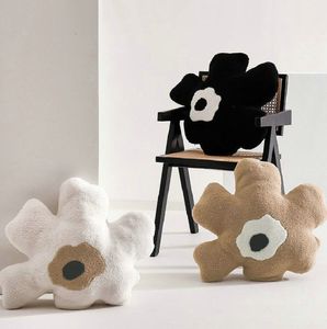 Plush Dolls PostModern Decoration Black Camel Flower Shape Pillow Stuffed Sofa Decor Cushion Abstract Art White Floor Mat Office 230603